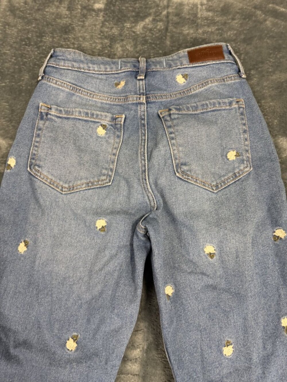 Ultra High-Rise Mom Jeans With Floral Embroidery By Hollister Womens Size 1R - Picture 10 of 10